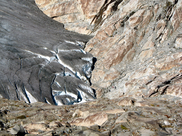 Вид на ледник (с правой стороны - миниатюрные фигурки туристов)
