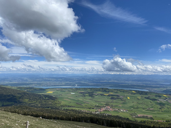 Вид на Бильское озеро и Альпы