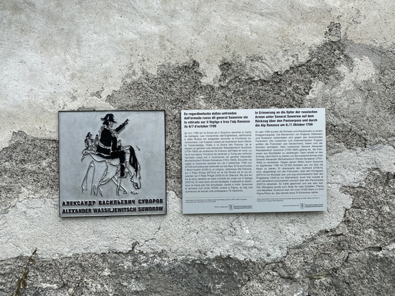 Мемориальная табличка у Альп Ранаска
